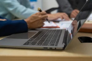 Eine Nahaufnahme eines Laptops auf einem Schreibtisch