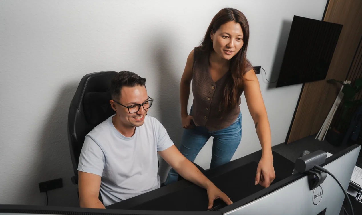 SEMFLOW Team bespricht ChatGPT Ads Kampagne am Bildschirm